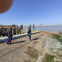 Réflexion, Efforts et enfin réconfort pour les monteurs de ponton