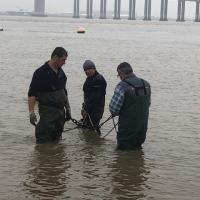 Réflexion, Efforts et enfin réconfort pour les monteurs de ponton