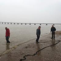 Réflexion, Efforts et enfin réconfort pour les monteurs de ponton